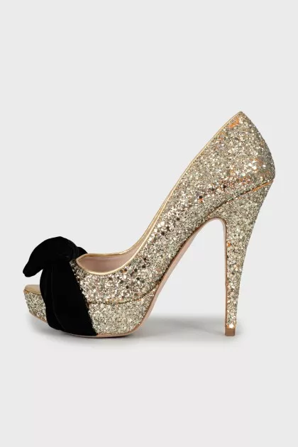 Leather shoes with velor bow