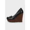 Leather shoes with wooden wedges