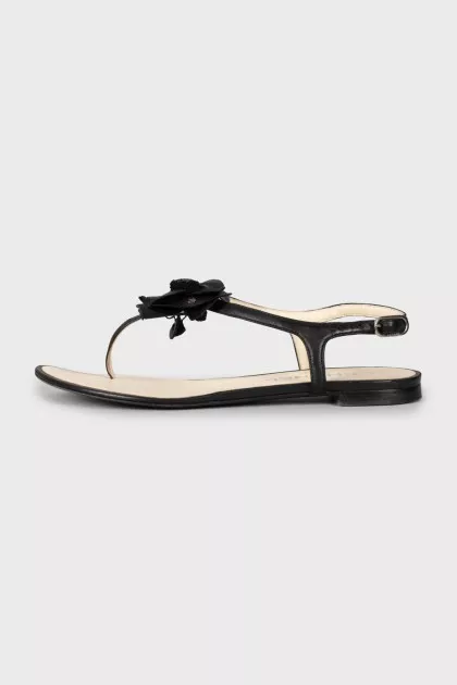 Leather sandals decorated with flowers