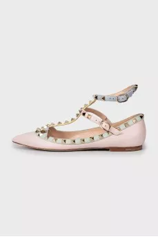Pointed toe ballerinas decorated with studs