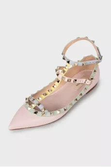 Pointed toe ballerinas decorated with studs