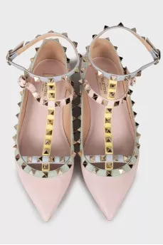 Pointed toe ballerinas decorated with studs