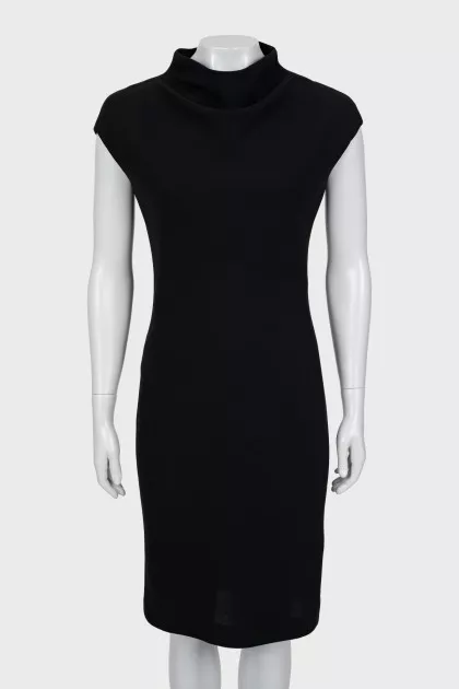 Black wool dress with short sleeves