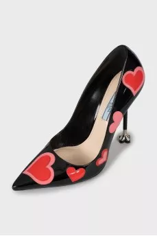 Patent leather shoes decorated with hearts