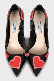 Patent leather shoes decorated with hearts
