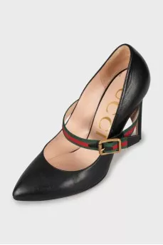 Leather shoes with textile strap