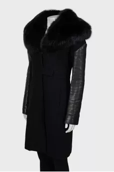 Coat with leather sleeves and fur