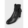 Leather ankle boots with twist closure