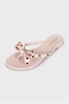 Rubber flip-flops with gold spikes