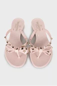 Rubber flip-flops with gold spikes