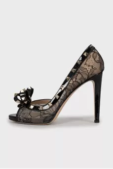 Lace shoes decorated with spikes