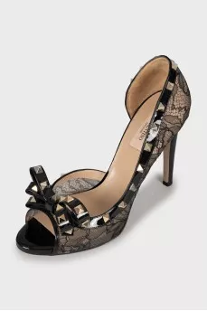 Lace shoes decorated with spikes