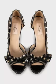 Lace shoes decorated with spikes