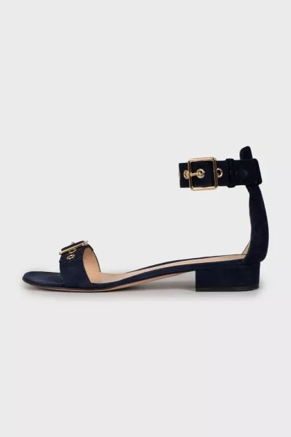 Suede sandals decorated with buckle