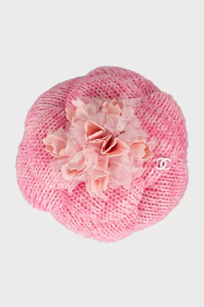 Knitted brooch in the shape of a flower