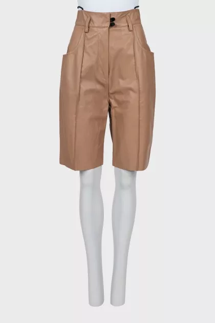 Leather Bermuda shorts with stitched arrows