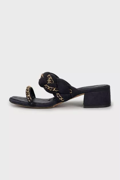 Suede sandals decorated with chains