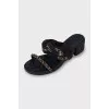 Suede sandals decorated with chains