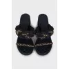 Suede sandals decorated with chains