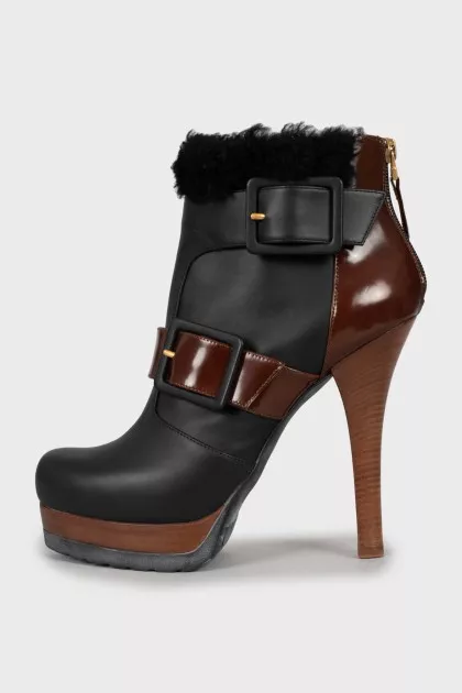 Leather ankle boots decorated with fur