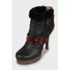Leather ankle boots decorated with fur
