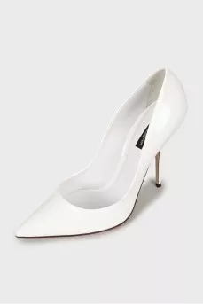 White patent leather pointed toe shoes
