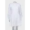 Приталенное платье с оборками на рукавах