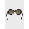 Sunglasses with cat eye print