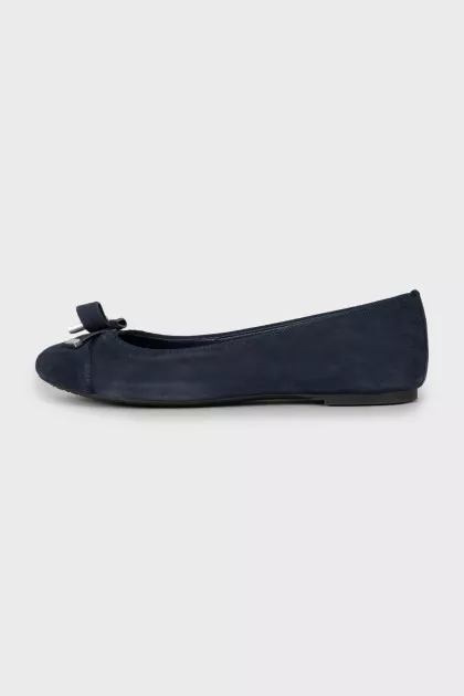 Suede ballet shoes decorated with bows