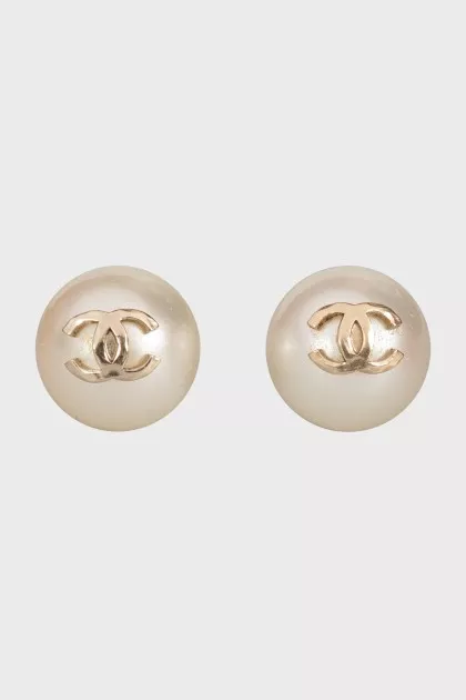 Round earrings with signature logo