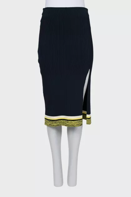 Ribbed skirt with side slit