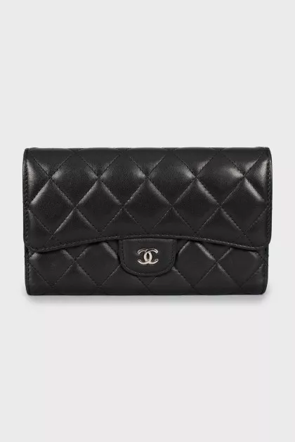 Leather wallet with silver logo
