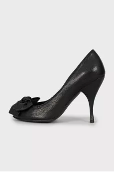 Leather shoes decorated with a bow