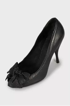 Leather shoes decorated with a bow