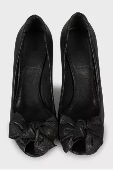 Leather shoes decorated with a bow
