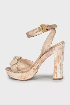 Leather sandals decorated with bows