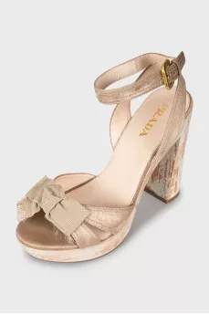 Leather sandals decorated with bows