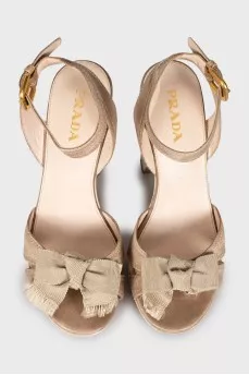 Leather sandals decorated with bows