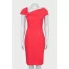 Fitted dress decorated with a bow