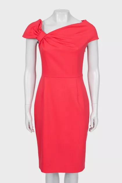 Fitted dress decorated with a bow