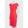 Fitted dress decorated with a bow