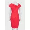 Fitted dress decorated with a bow