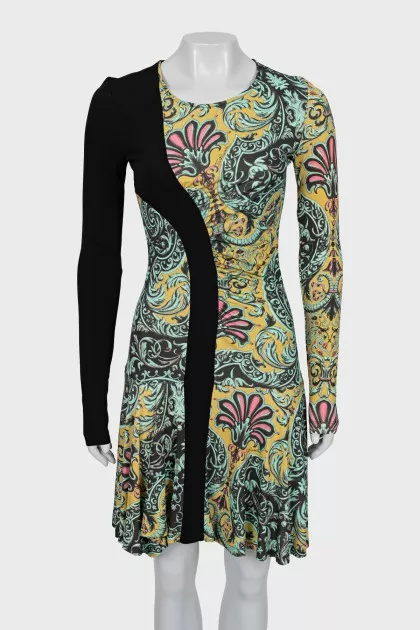 Fitted dress with sleeves