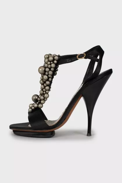 Textile sandals decorated with beads