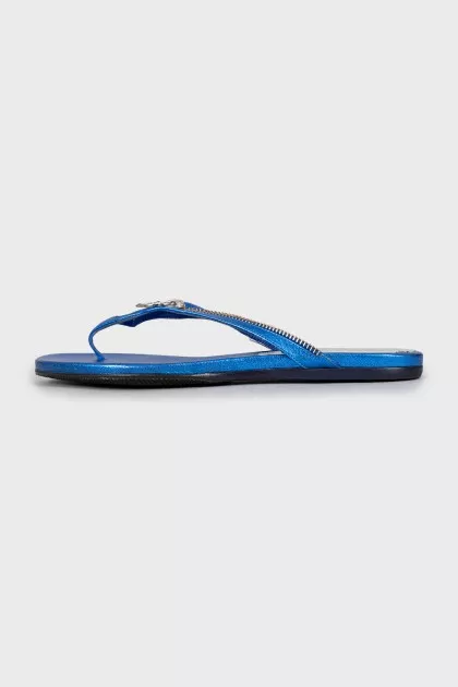 Leather flip-flops decorated with zipper