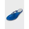 Leather flip-flops decorated with zipper