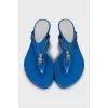 Leather flip-flops decorated with zipper