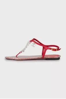 Sandals decorated with chain