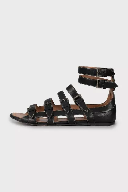 Leather sandals with buckles