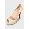 Heels with embossed leather